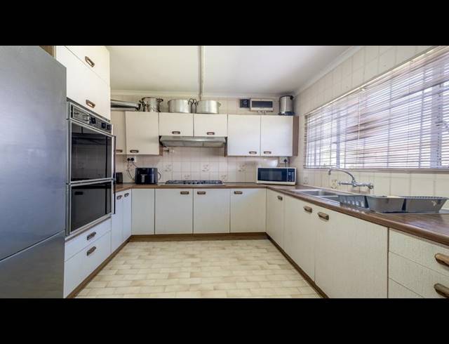 6 BEDROOM HOUSE FOR SALE IN PAROW NORTH